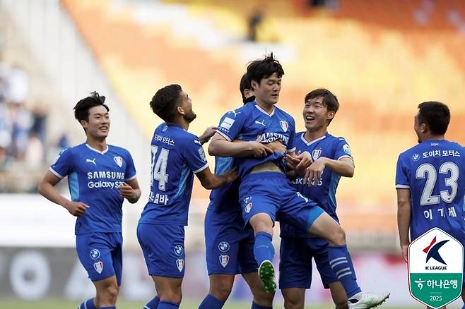 수원 삼성 이규성이 27일 수원월드컵경기장에서 열린 성남과의 경기에서 득점한 뒤 동료들의 축하를 받고 있다.  제공 | 한국프로축구연맹