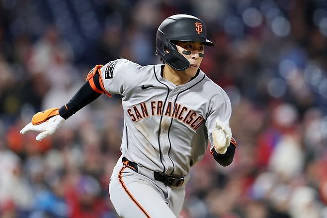 샌프란시스코 이정후가 17일(한국시간) 미국 펜실베니아주 필라델피아 시티즌스 뱅크 파크에서 열린 2025 메이저리그(ML) 필라델피아전에서 안타 후 전력으로 뛰고 있다. 사진 | 필라델피아=AFP연합뉴스