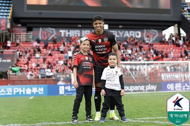 포항 오베르단(가운데)이 서울전에서 승리한 뒤 두 아들과 함께 사진 촬영하고 있다. 사진 | 한국프로축구연맹
