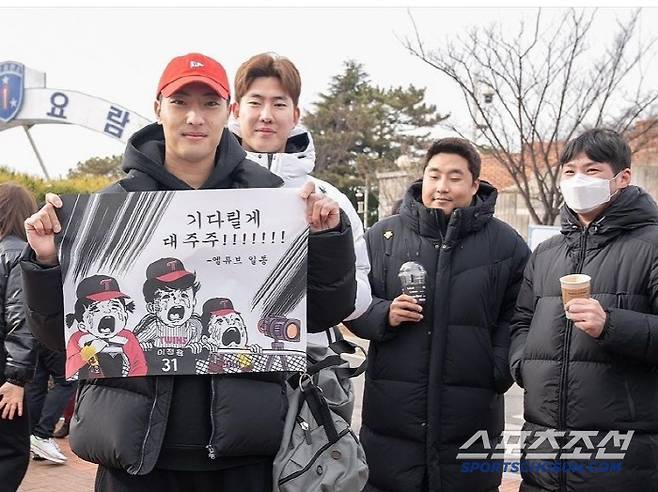 LG 트윈스 이정용이 논산 훈련소에 입소할 때. LG 트윈스 SNS 캡쳐