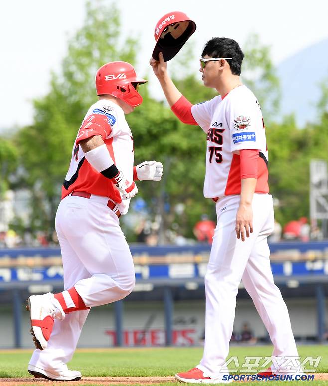 필요한 순간 한방을 터뜨려준 최형우를 향해 존경의 의미를 담아 세리머니를 함께한 조재영 코치.