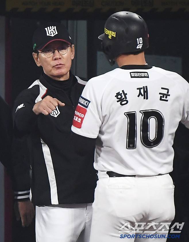 11일 수원 KT위즈파크에서 열린 삼성-KT전. 6회말 1사 1루 장준원의 적시타 때 득점한 황재균이 이강철 감독의 환영을 받고 있다. 수원=정재근 기자 cjg@sportschosun.com/2025.4.11/