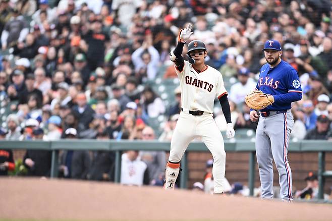 SAN FRANCISCO, CALIFORNIA - APRIL 27: Jung Hoo Lee #51 of the San Francisco Giants celebrates his single against the Texas Rangers in the first inning at Oracle Park on April 27, 2025 in San Francisco, California.   Eakin Howard/Getty Images/AFP (Photo by Eakin Howard / GETTY IMAGES NORTH AMERICA / Getty Images via AFP)







<저작권자(c) 연합뉴스, 무단 전재-재배포, AI 학습 및 활용 금지>