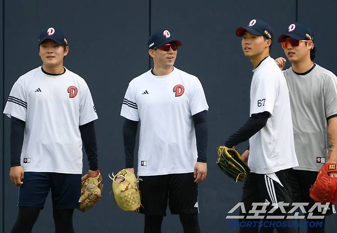 18일 잠실구장에서 열린 두산 베어스와 KIA 타이거즈의 경기. 두산 고효준이 후배들과 훈련을 하고 있다. 잠실=박재만 기자 pjm@sportschosun.com/2025.04.18/