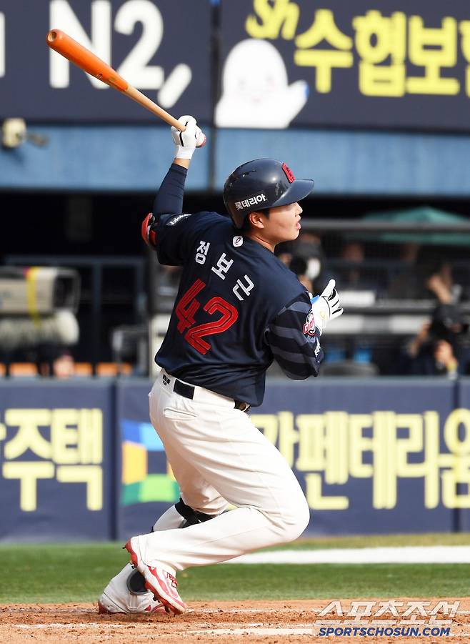 23일 잠실구장에서 열린 LG 트윈스와 롯데 자이언츠의 경기. 8회초 무사 1,2루 롯데 정보근이 안타를 날리고 있다. 잠실=박재만 기자 pjm@sportschosun.com/2025.03.23/