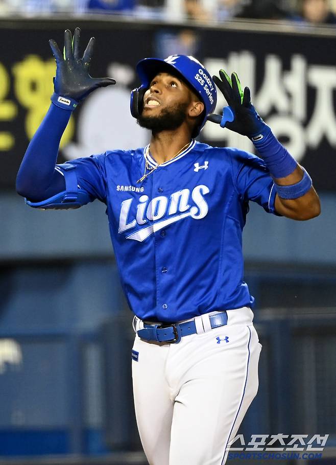 17일 잠실야구장에서 열린 LG와 삼성의 경기, 4회초 1사 1루 삼성 디아즈가 역전 2점홈런을 치고 기쁨을 나누고 있다. 잠실=허상욱 기자wook@sportschosun.com/2025.04.17/