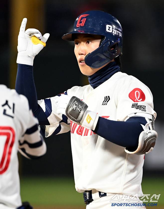 10일 부산 사직야구장에서 열린 KIA와 롯데의 경기, 2회말 무사 1루 롯데 전민재가 안타를 치고 기쁨을 나누고 있다. 부산=허상욱 기자wook@sportschosun.com/2025.04.10/