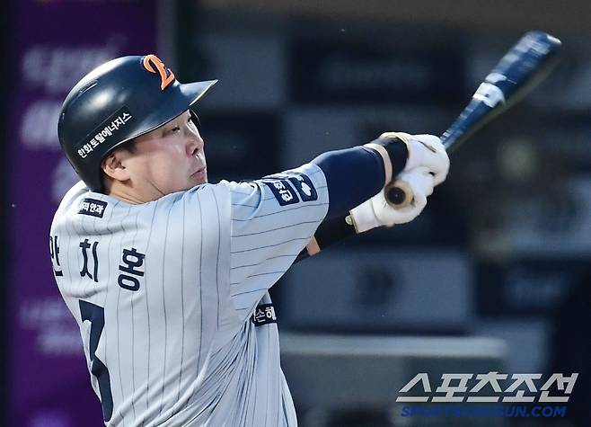 24일 부산 사직야구장에서 열린 롯데와 한화의 경기. 2회 2사 만루. 2타점 적시타 날린 안치홍. 부산=송정헌 기자songs@sportschosun.com/2025.04.24/