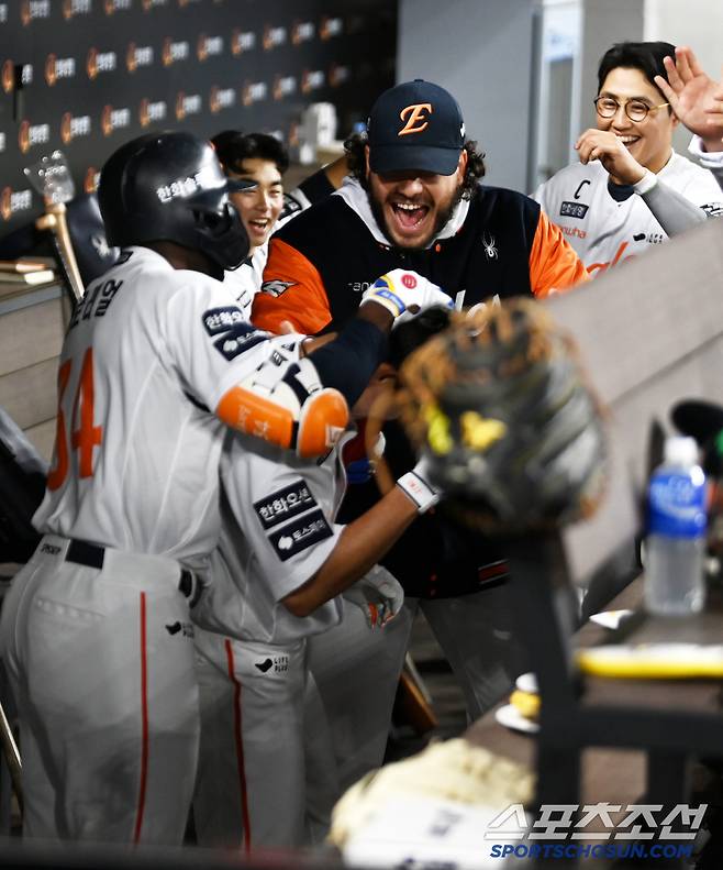 29일 대전한화생명볼파크에서 열린 LG와 한화의 경기, 4회말 한화 심우준이 역전 솔로홈런을 날렸다. 더그아웃 동료들의 무관심 세리머니가 끝난 뒤 축하를 받는 심우준. 대전=허상욱 기자wook@sportschosun.com/2025.04.29/