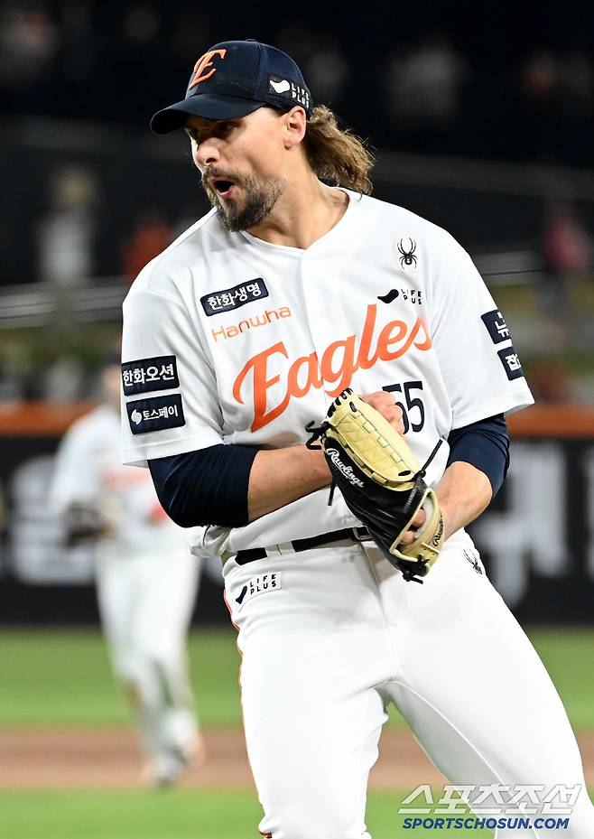 29일 대전한화생명볼파크에서 열린 LG와 한화의 경기, 6회초 2사 1루 한화 와이스가 LG 신민재를 땅볼로 처리한 후 환호하고 있다. 대전=허상욱 기자wook@sportschosun.com/2025.04.29/