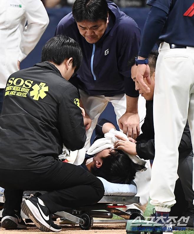 29일 서울 고척스카이돔에서 열린 롯데-키움전. 7회초 1사 1, 2루 전민재가 헤드샷에 쓰러졌다. 수건으로 얼굴을 감싼 전민재가 응급차로 이송되고 있다. 고척=정재근 기자 cjg@sportschosun.com/2025.4.29/