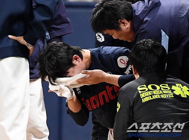 한참 후에야 일어난 전민재가 얼굴을 수건으로 감싼 채 응급차에 오르고 있다.