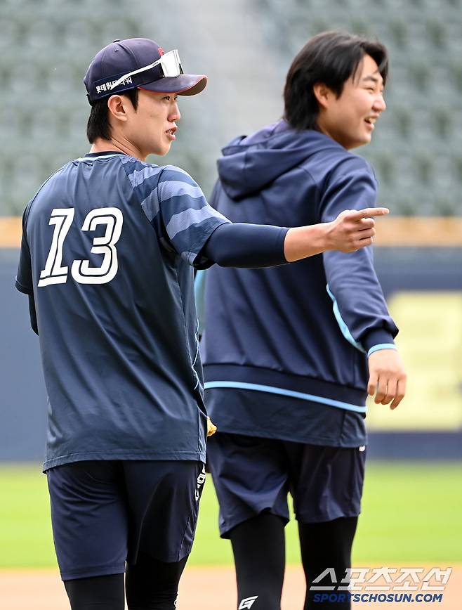 롯데 전민재와 정철원이 밝은 표정으로 두산 선수단과 인사를 나누는 모습. 잠실=허상욱 기자wook@sportschosun.com