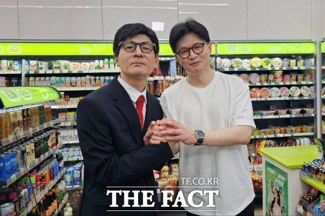 한동훈(오른쪽) 국민의힘 대선 경선 후보가 SNL 코리아에서 함께 호흡을 맞춘 코미디언 정성호와 포즈를 취하고 있다. 한 후보는 27일 페이스북에 이 사진을 직접 공개했다. /한동훈 페이스북