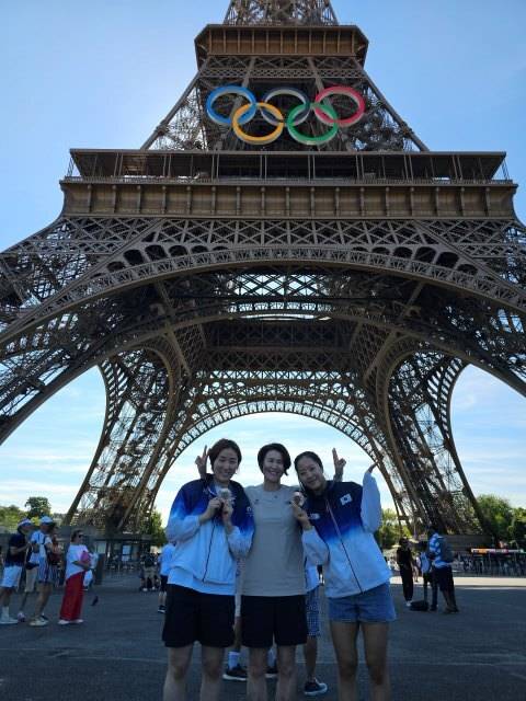 지난해 파리올림픽 기간 중 에펠탑 앞에서 기념사진을 찍은 신유빈(오른쪽)과 석은미 감독(당시 코치, 가운데). 왼쪽은 이은혜./ 석은미 감독 제공