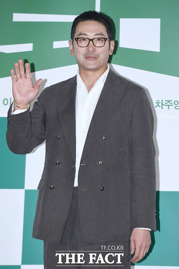 배우 겸 감독 하정우의 '로비'가 누적 관객 수 25만 명(25일 기준)에 그치며 사실상 흥행에 실패했다. /장윤석 기자