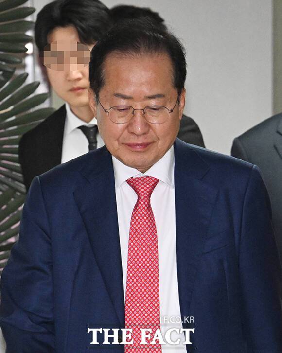 국민의힘 대선 경선 후보에서 탈락해 정계은퇴 선언을 한 홍준표 국민의힘 후보가 29일 서울 여의도 선거캠프에서 기자회견을 하기 위해 이동하고 있다. /박헌우 기자