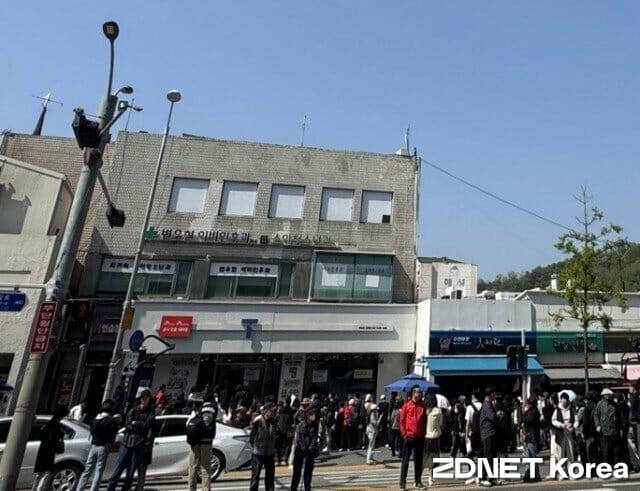 28일 서울 시내에 있는 SK텔레콤 대리점에 유심 교체를 위한 줄이 늘어서 있다.