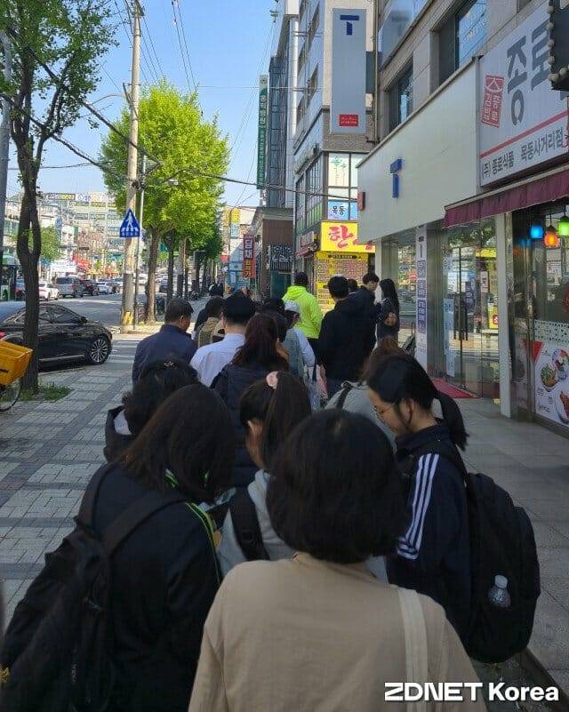 유심을 바꾸려는 소비자들이 SK텔레콤 대리점 앞에 줄을 서있다.(사진=지디넷코리아)