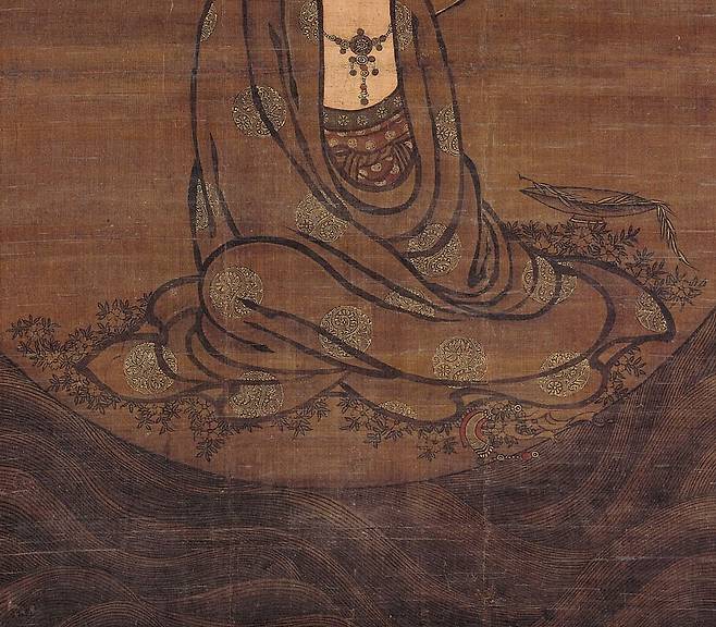 '수월관음도' 아랫부분 세부 모습. 옷주름선에도 굵은 먹선을 사용했고, 관음보살 아래 흐르는 물결도 모두 먹선이다. /가나아트