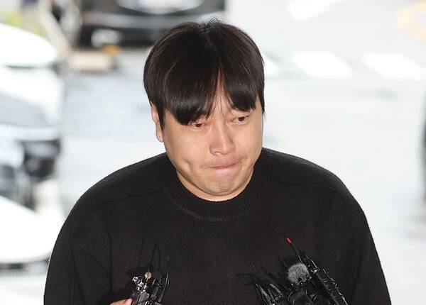 인터넷 불법 도박 사실을 고백한 개그맨 이진호씨가 지난해 10월 22일 관련 조사를 받기 위해 서울 강남경찰서로 출석하고 있다. /연합뉴스