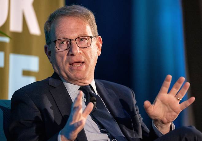 뉴올리언스의 툴레인 대학교에서 열린 뉴올리언스 북 페스티벌에서 앤 애플바움과 인터뷰를 하고 있는 에프리 골드버그 The Atlantic 편집장./LOUISIANA BUSINESS INC./AP 연합뉴스