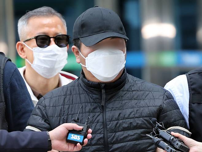 마트에서 흉기를 휘둘러 1명을 살해하고 1명을 다치게 한 30대 남성 A씨가 24일 오전 서울 도봉구 서울북부지법에서 열린 구속 전 피의자 심문(영장실질심사)에 출석하고 있다. A 씨는 지난 22일 오후 미아역 인근에 있는 마트에서 흉기로 40대 여성 직원을 다치게 하고 60대 여성 손님 한 명을 숨지게 한 혐의를 받는다. /뉴스1