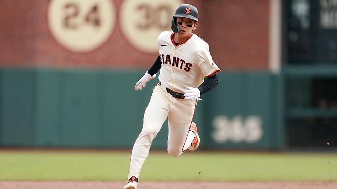 베이스를 돌고 있는 샌프란시스코 자이언츠의 이정후. /AFP 연합뉴스