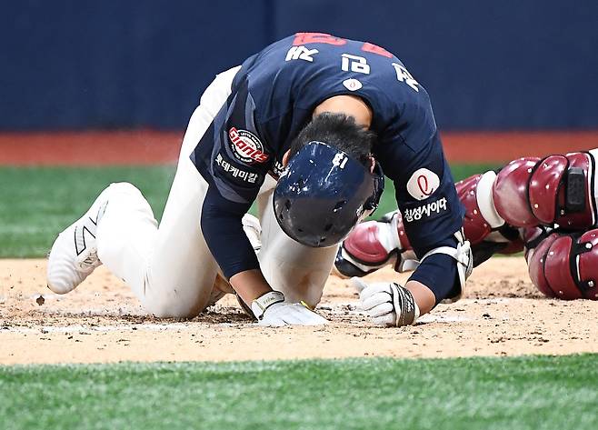29일 서울 고척스카이돔에서 열린 롯데-키움전 7회초 전민재가 헤드샷에 맞아 쓰러지고 있다. /스포츠조선