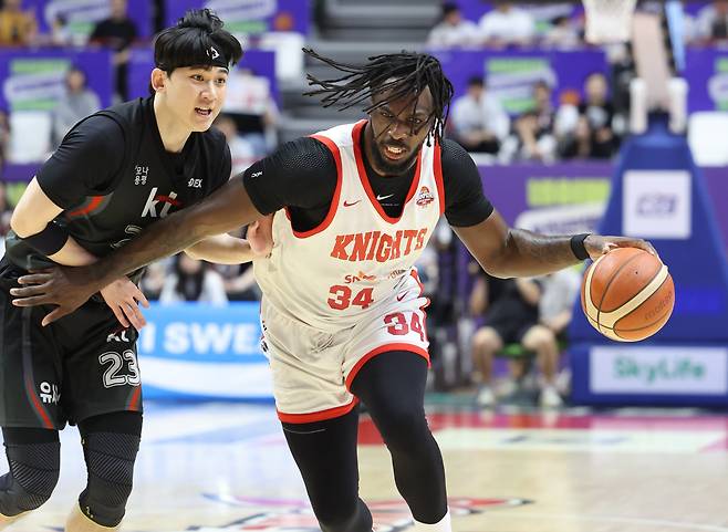 29일 오후 경기 수원시 권선구 KT소닉붐아레나에서 열린 2024~2025 프로농구 4강 플레이오프 수원KT와 서울SK의 4차전, SK 자밀 워니가 돌파하고 있다./뉴시스