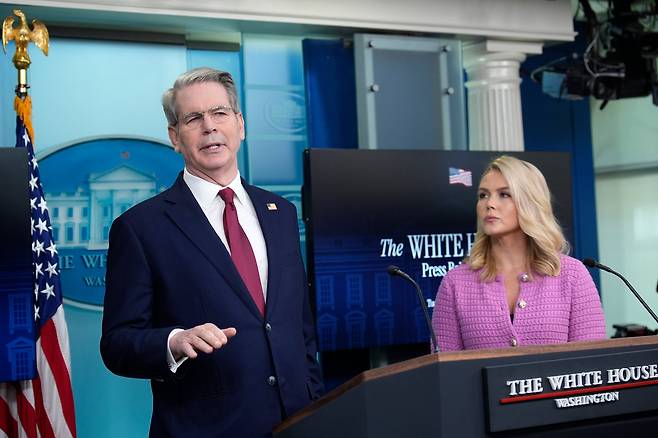 스콧 베선트 미국 재무장관과 캐럴라인 레빗 백악관 대변인이 29일 워싱턴 DC 백악관에서 트럼프 취임 100일 관련 기자회견을 하고 있다. /EPA 연합뉴스
