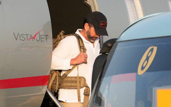 도널드 트럼프 미국 대통령의 장남 트럼프 주니어가 29일 서울 강서구 김포공항에 도착, 전용기에서 내리고 있다. /공항사진기자단