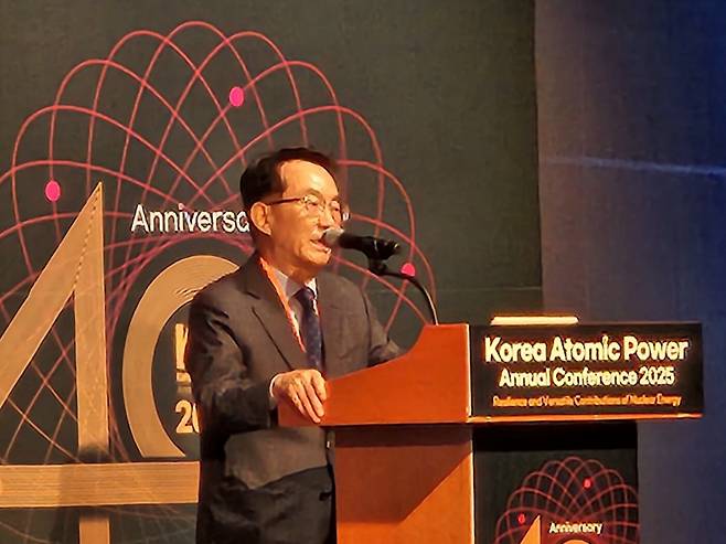 김범년 한국전력국제원자력대학원대학교 교수가 29일 서울 중구 롯데호텔에서 열린 한국원자력연차대회 40주년 행사에서 첫 번째 세션 주제를 소개하고 있다./이인아 기자