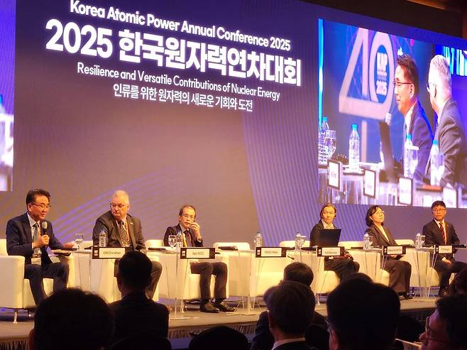 한국원자력연차대회 40주년 행사에서 세션 참가자들이 각자 발언하고 있다. 왼쪽부터 김신환 국제원자력기구(IAEA) 원전설계부문 책임, 개리 로즈(Gary Rose) 캔두 에너지(Candu Energy) 대표, 마쓰이 히데키(Masui Hideki) 일본원자력산업협회(JAIF) 대표, 타티아나 샐니코바(Tatiana Salnikova) 프라마톰(Framatome) 수석 매니저, 윤봉요 한국수력원자력 중앙연구원 계속운전연구소 소장, 최재돈 한국원자력연료 기술본부장. /이인아 기자