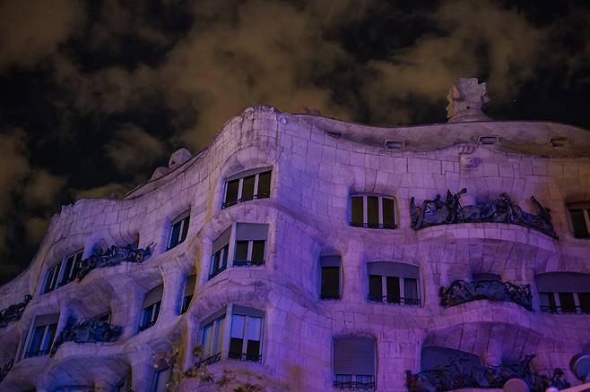 스페인 전역에 대규모 정전이 발생하면서 바르셀로나를 상징하는 유명 건축물 까사 밀라에 조명이 꺼져 있다. /연합뉴스