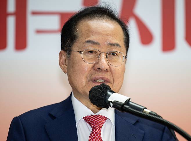 국민의힘 3차 경선에 진출하지 못한 홍준표 후보가 29일 오후 서울 여의도 자신의 캠프 사무실에서 정계 은퇴를 선언하고 있다. /뉴스1