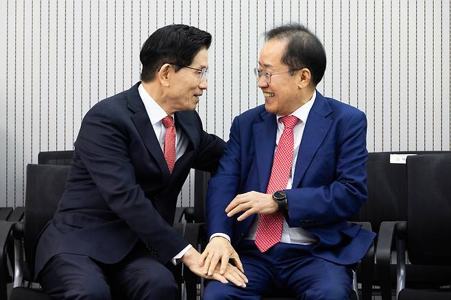 제21대 대통령후보자 국민의힘 3차 경선 진출자를 발표하는 29일 오후 서울 여의도 국민의힘 중앙당사에서 김문수, 홍준표 후보가 대화하고 있다.  /뉴스1