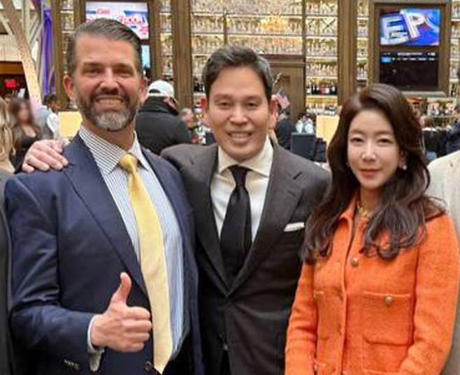 도널드 트럼프 대통령 취임식에 참석하기 위해 지난 1월 18일(현지시각) 미국을 찾은 정용진 신세계그룹 회장과 부인 한지희 씨가 워싱턴에서 트럼프 주니어(왼쪽)와 기념촬영을 하고 있다. /신세계그룹 제공