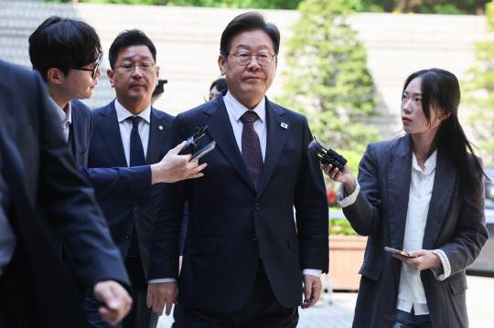 더불어민주당 이재명 대선 후보가 29일 서울 서초구 서울중앙지방법원에서 열린 '대장동 배임-성남FC 뇌물' 1심 속행 공판에 출석하고 있다. 연합뉴스