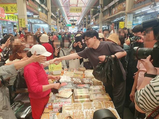 한동훈 국민의힘 대선 경선 후보가 28일 충북 청주시에 위치한 육거리시장을 찾아 시장 상인·시민·지지자들과 인사를 나누고 있다. ⓒ데일리안 김민석 기자