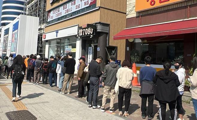 지난 28일 서울 송파동의 한 SK텔레콤 직영점에서 유심을 교체하려는 고객들이 길게 줄지어 서있다.ⓒ데일리안