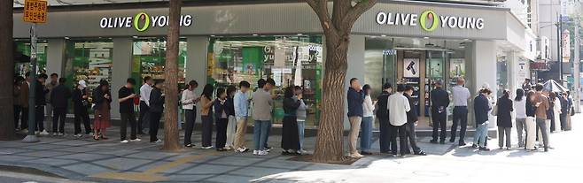 SK텔레콤이 사이버 침해 피해를 막기 위해 전국 2600여곳의 T월드 매장에서 희망 고객들을 대상으로 유심 무상 교체를 진행하는 28일 오전 서울 시내의 한 T월드 매장 인근에서 시민들이 유심 교체를 하기위해 대기하고 있다. 2025.04.28. [서울=뉴시스]