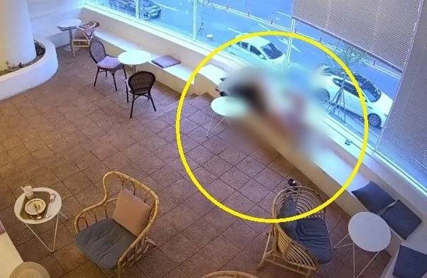 A 씨 카페에서 대놓고 애정행각을 벌이는 커플. 쓰레드 캡처