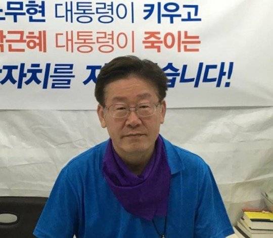 2016년 6월 박근혜 정부의 지방재정 개혁안 철회를 요구하며 서울 광화문광장에서 11일간 단식을 하는 모습.