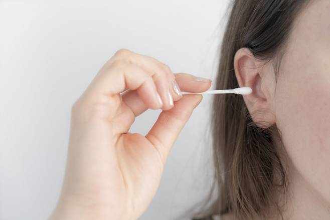 귀지가 다양한 질병의 조기 진단에 활용될 수 있다는 연구 결과가 잇따라 발표되고 있다. 귀이개를 사용하는 여성의 모습. 게티이미지뱅크 제공
