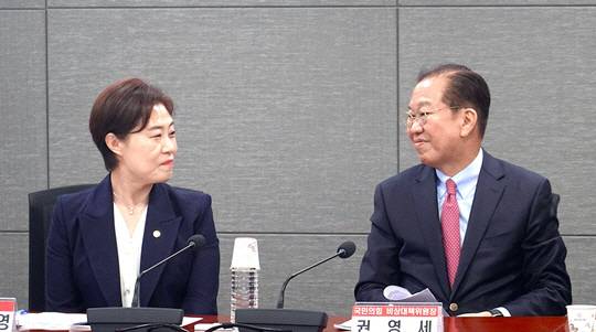 지난 4월2일 국회 의원회관에서 국민의힘 서지영 의원실이 주최한 '학교 CCTV 어떻게 설치해야 하는가' 토론회에 권영세(오른쪽) 국민의힘 비상대책위원장이 참석해 서지영(왼쪽) 의원과 앉은 채로 마주보고 있다.<서지영 국회의원 페이스북 사진>