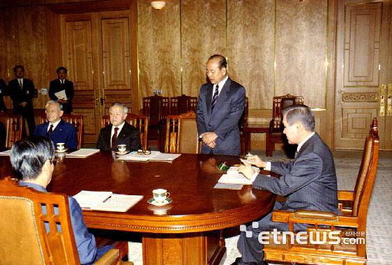 노태우 대통령이 1992년 4월 3일 국가과학자문회의를 주재하고 과학기술진흥을 위한 정책건의사항을 보고받았다. 국가기록원 제공