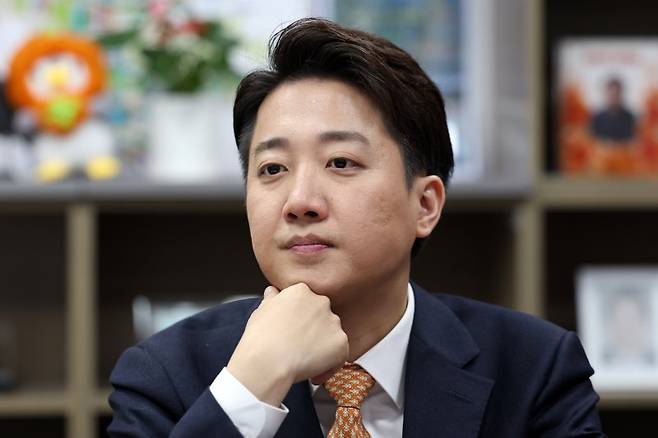 [서울=뉴시스] 조성우 기자 = 이준석 제21대 대통령 선거 개혁신당 대선후보가 18일 서울 여의도 국회 의원회관에서 뉴시스와 인터뷰를 하고 있다. 2025.04.19. xconfind@newsis.com /사진=뉴시스