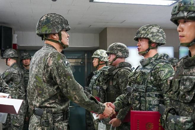 김명수 합참의장이 29일 6해병여단에서 장병을 격려하고 있다. 합동참모본부 제공