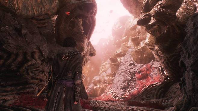 기괴함과 장엄함이 교차한다